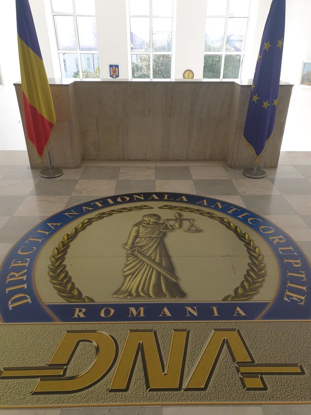 Șeful Serviciului de Permise din Ilfov și un coordonator reținuți de DNA pentru luare de mită
