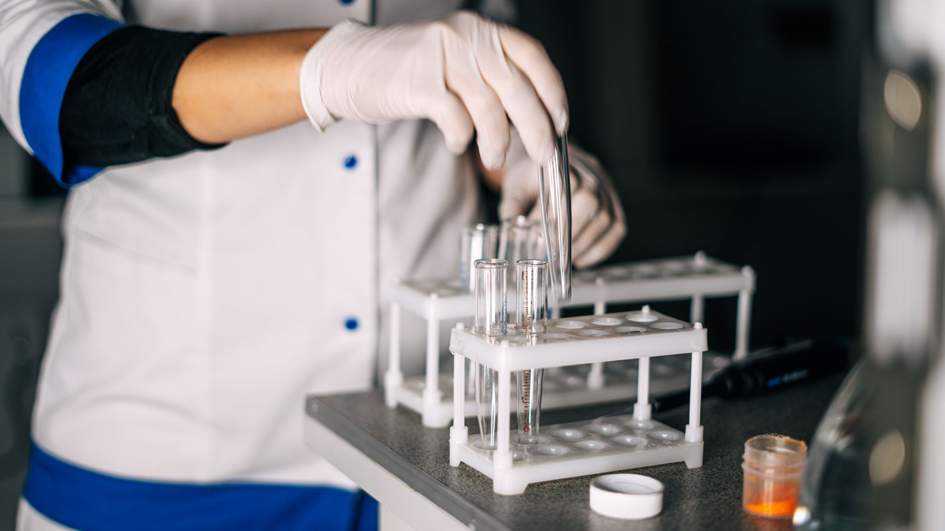 Comisia Europeană impune restricții companiei Sanofi după suspiciuni de denigrare a unui vaccin concurent