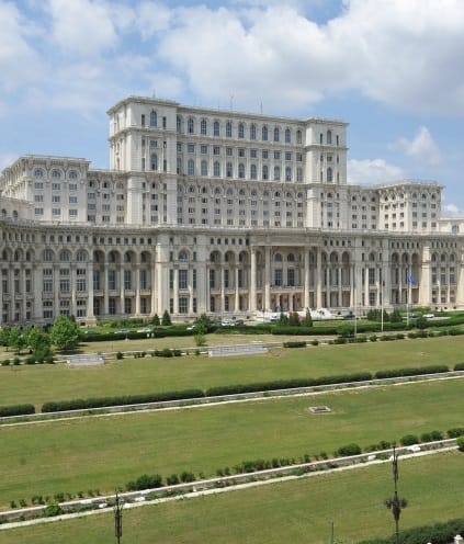 Camera Deputaților aprobă legea care garantează femeilor însărcinate dreptul la însoțitor și intimitate