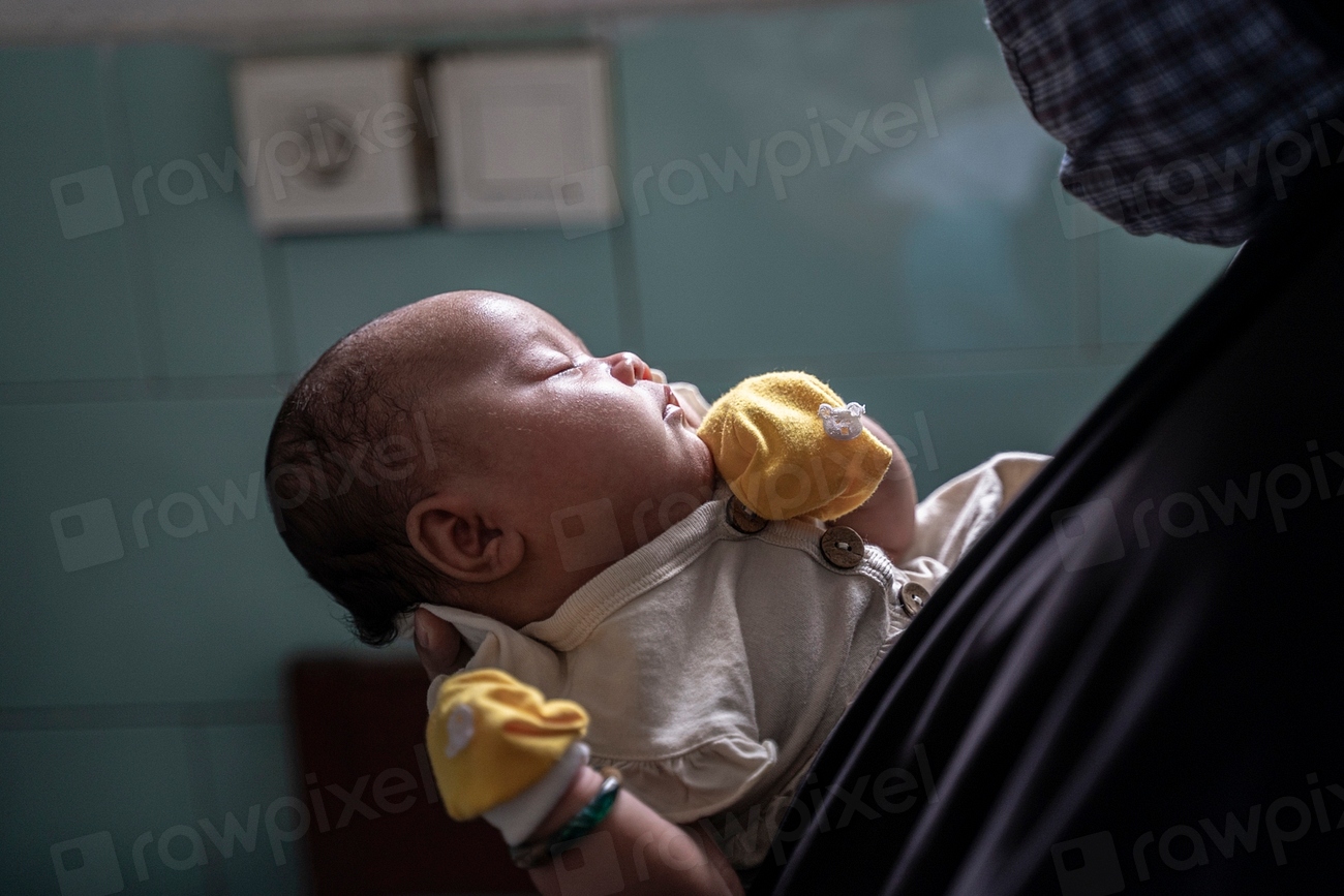 Parlamentul adoptă legea care permite prezența însoțitorului în sala de naștere