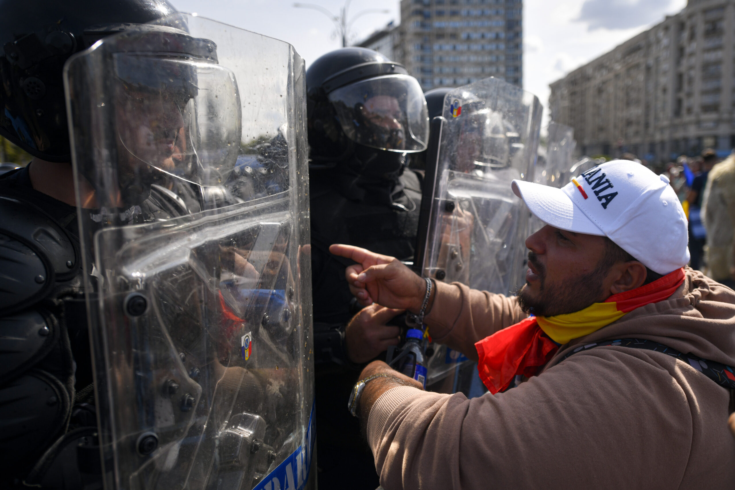 Arest la domiciliu pentru patru manifestanți care au atacat jandarmii în Piața Victoriei