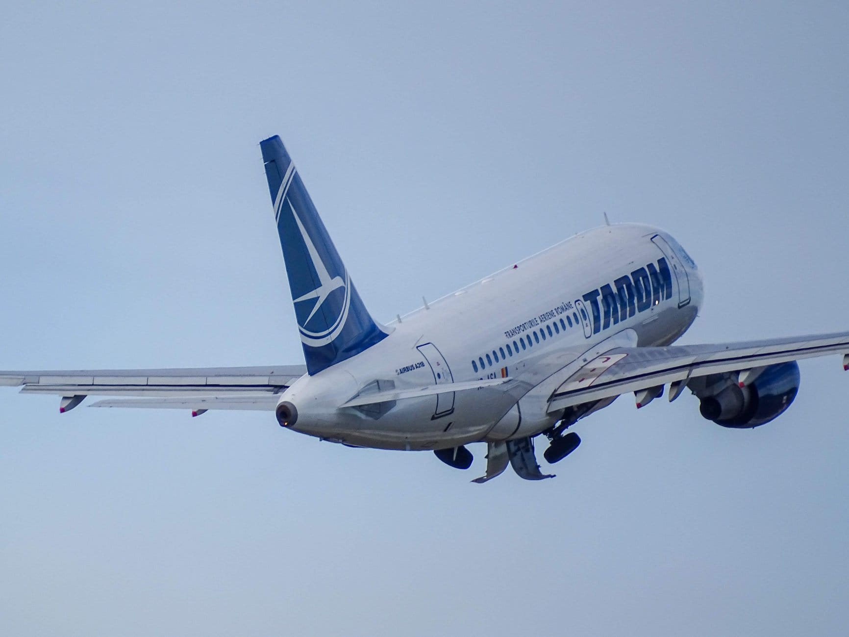 Programul de guvernare Luca Niculescu: TAROM poate fi vândut, Otopeni va avea un nou terminal și 2.000 km de autostrăzi