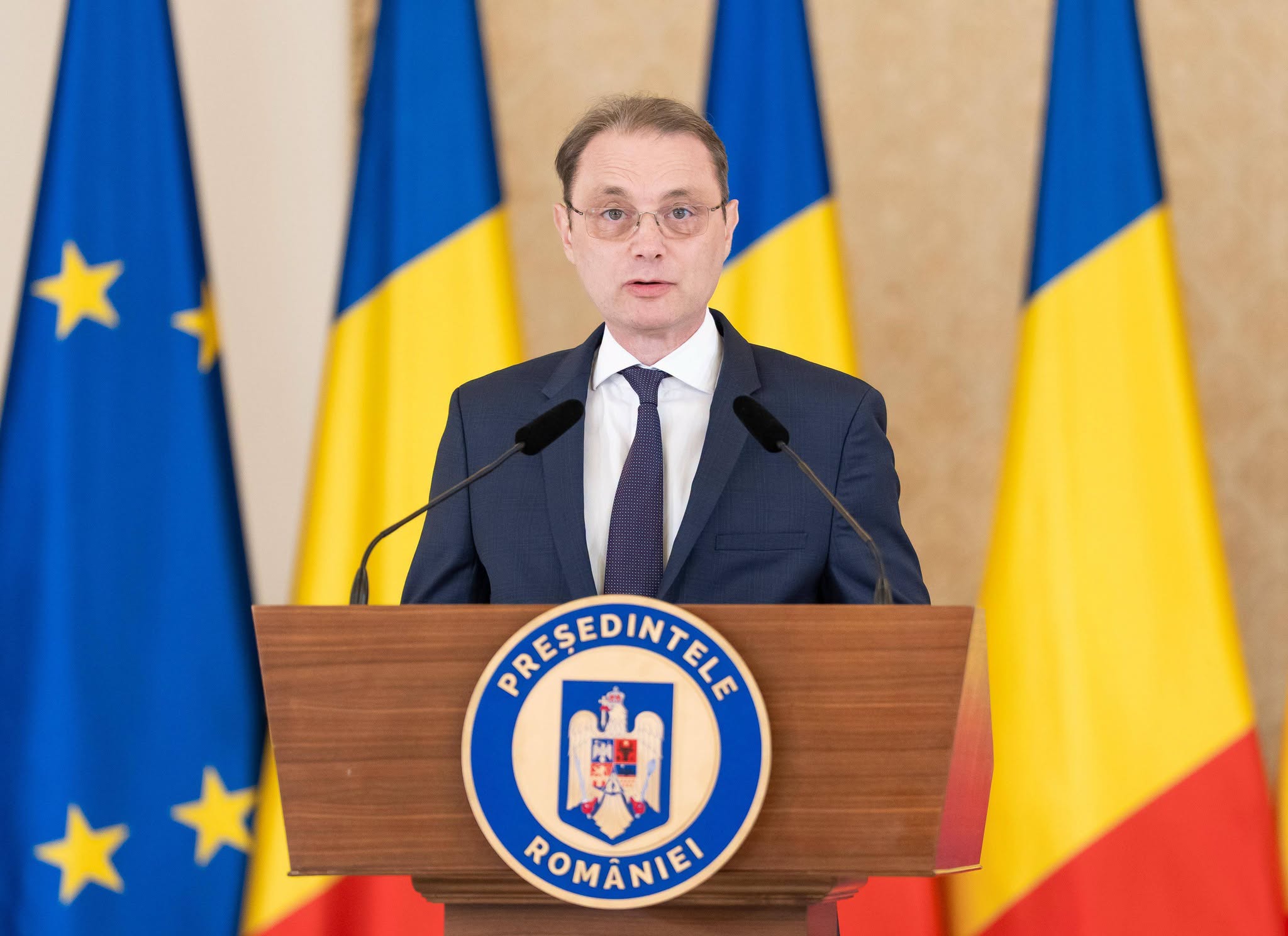 Premierul desemnat Luca Niculescu a depus în Parlament programul de guvernare și lista miniștrilor
