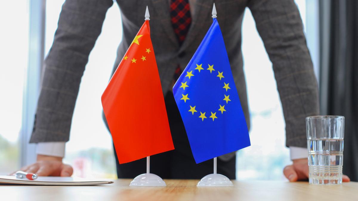 Uniunea Europeană solicită Chinei limitarea exporturilor de automobile hibride pentru a evita un conflict comercial