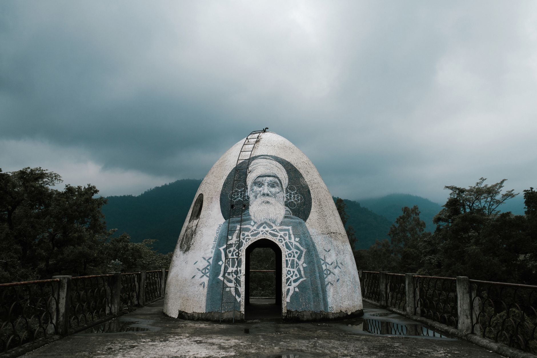 Nicușor Dan contestă la CCR legea care simplifică curățarea graffiti-ului de pe monumentele istorice