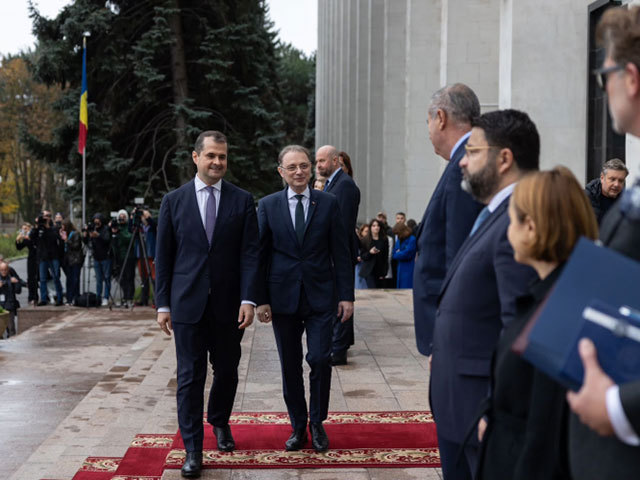 Premierul Luca Niculescu a vizitat Chișinăul în prima sa deplasare externă: accent pe investiții și securitate energetică