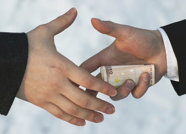 Primarul orașului Slănic Moldova, Moraru Benone, a fost reținut de DNA pentru luare de mită