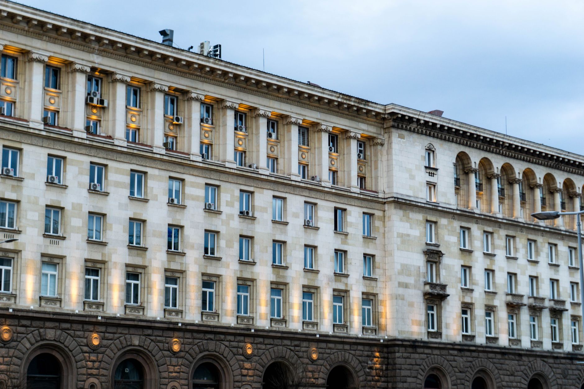 AUR amenință cu o moțiune de cenzură împotriva Guvernului în cazul angajării răspunderii