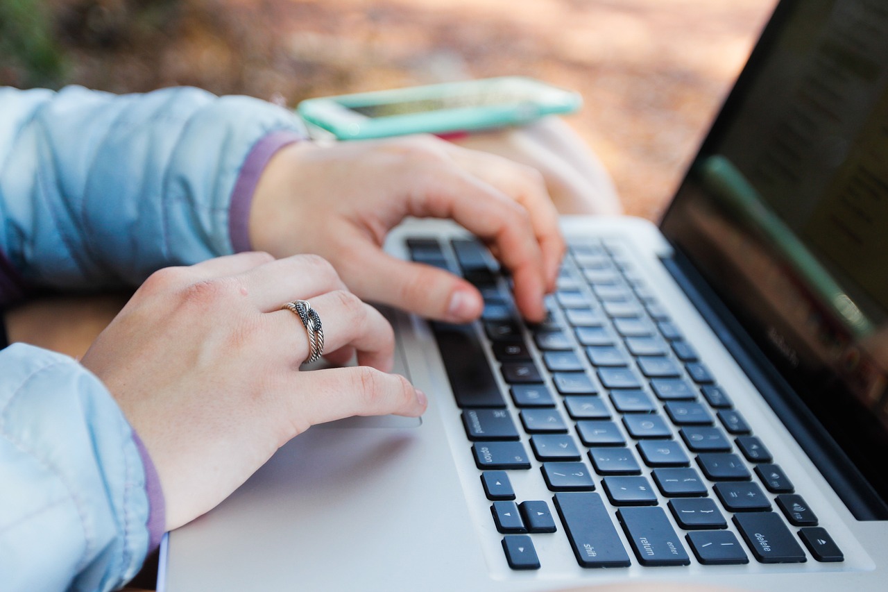 Parlamentul pregătește noi reguli pentru site-urile de Internet: opțiune de refuz a cookie-urilor la fel de accesibilă