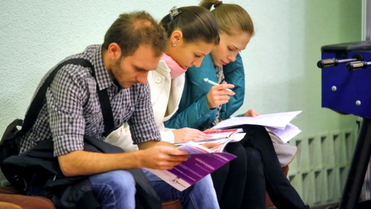 Eurobarometru: Tinerii sunt preocupați de costul vieții și de impactul Uniunii Europene asupra cotidianului