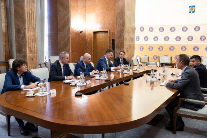 Avertisment Fitch: România riscă retrogradarea la categoria „junk” din cauza crizei politice
