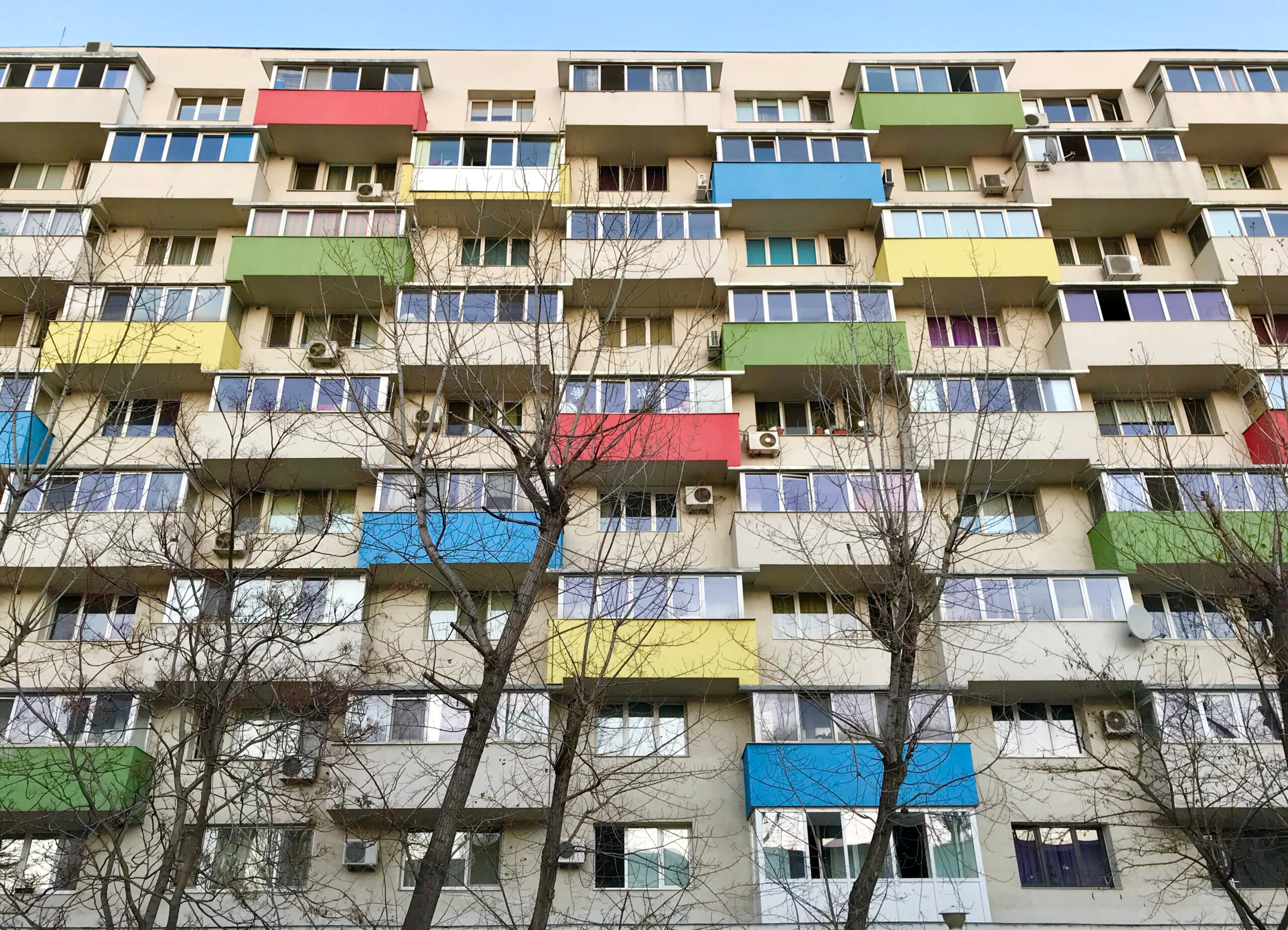 Noul Cod Urbanistic impune reglementări pentru balcoanele închise: ce trebuie să facă proprietarii apartamentelor