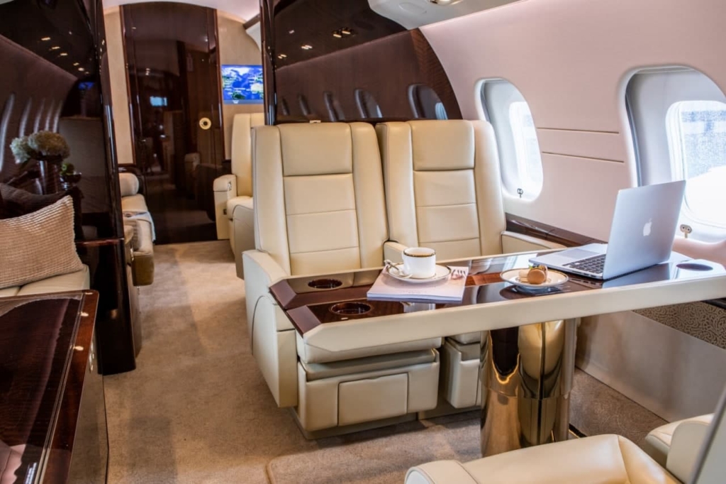 Nicușor Dan va călători în SUA cu un avion închiriat de la o companie din Luxemburg
