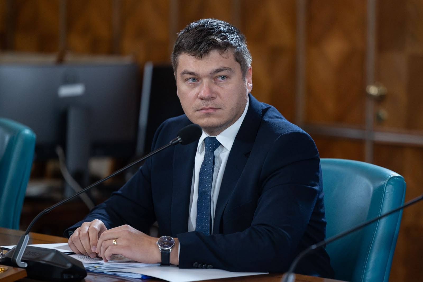 Alexandru Stoica promite modificări legislative pentru proprietarii cu balcoane închise ilegal