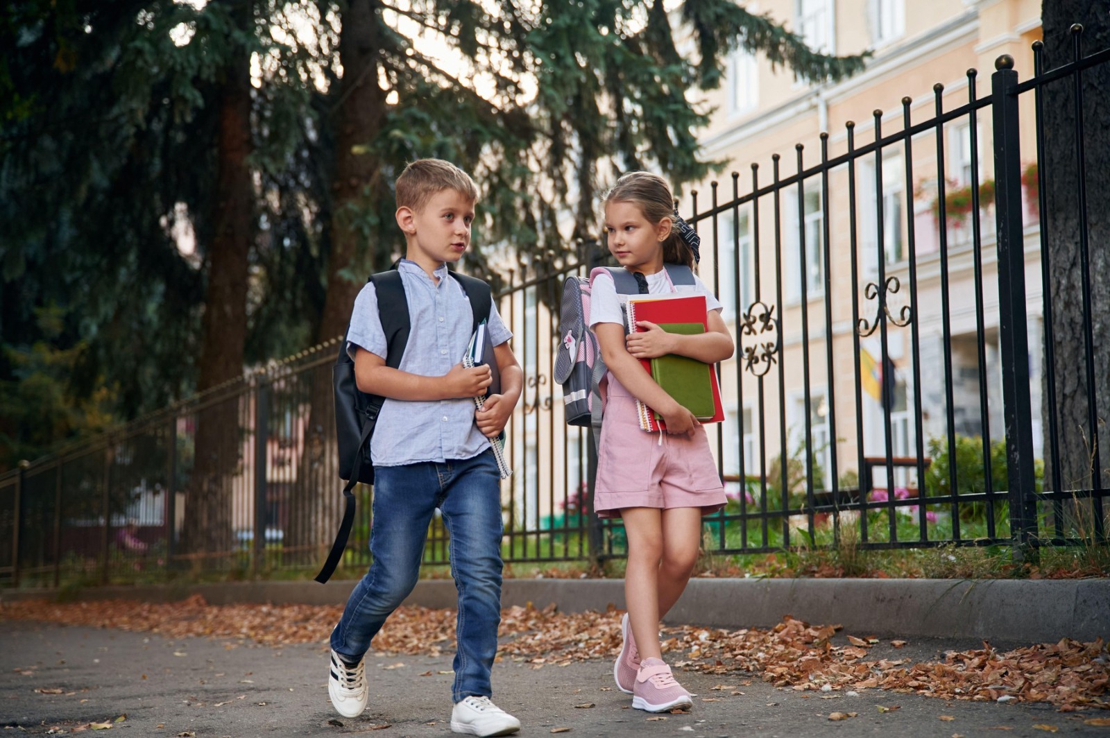 Auxiliarele școlare vor deveni gratuite începând cu anul 2027, dar părinții plătesc în prezent sume considerabile