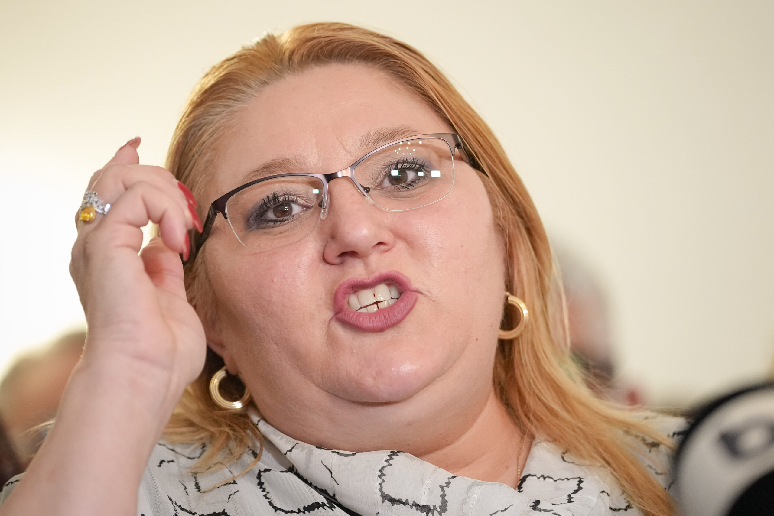 Diana Șoșoacă a acuzat, la Russia Today, că politicienii români opresc apa din munți