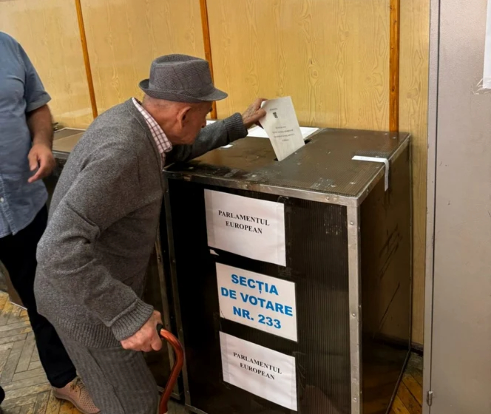Peste 17.000 de cetățeni de peste 100 de ani apar în Registrul Electoral. AEP lansează verificări