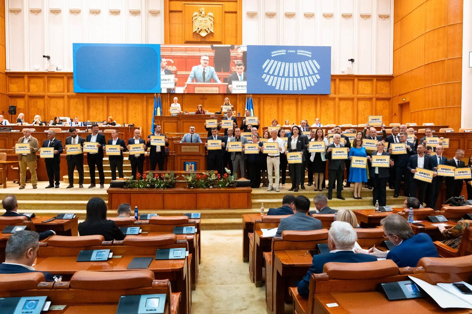 Protest AUR în Senat: Senatorii au afișat pancarte cu mesajul „Opriți poliția politică”