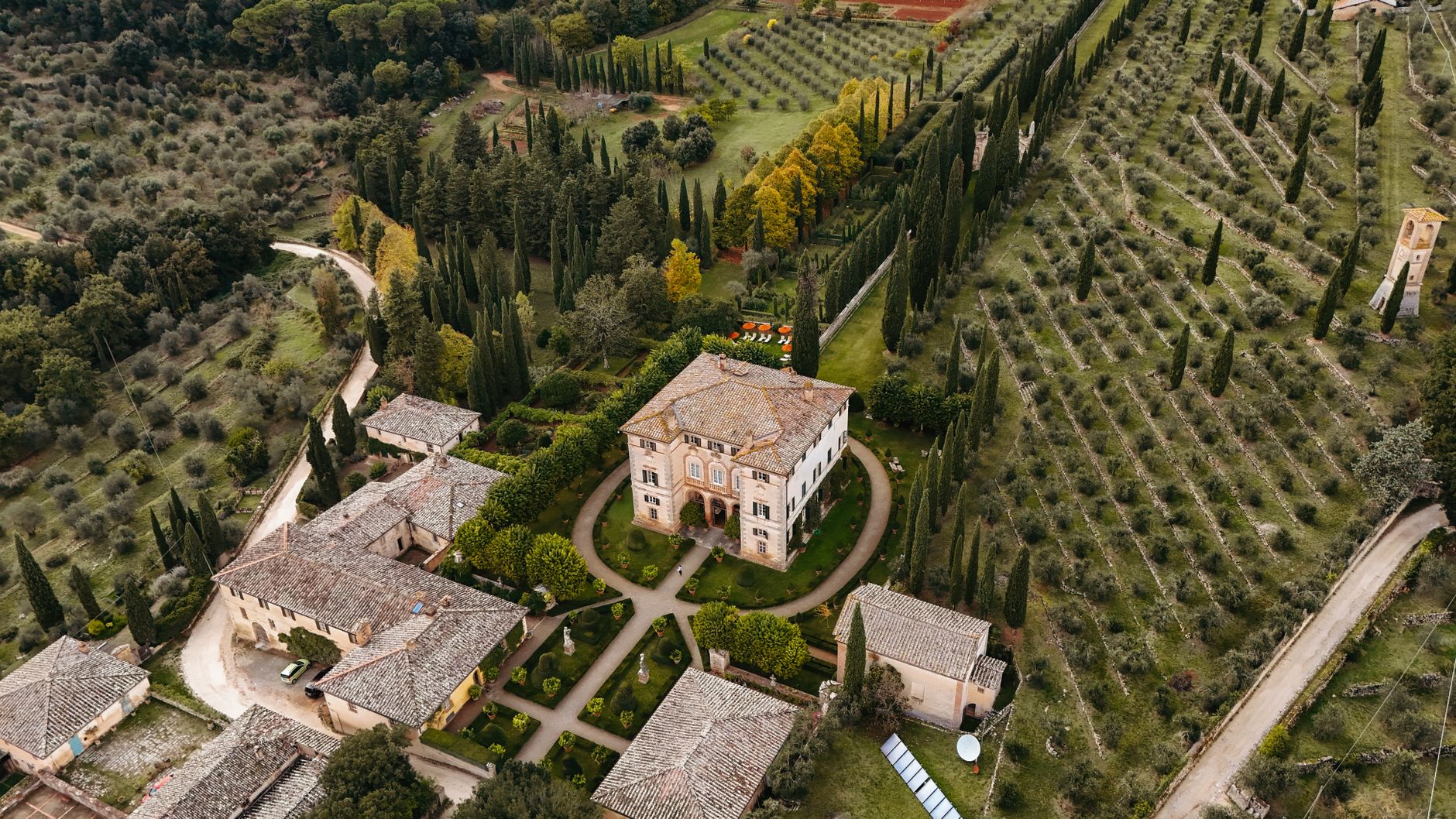 Planul secret al lui Călin Georgescu de a se muta în Italia: căutarea unei vile de lux în Toscana