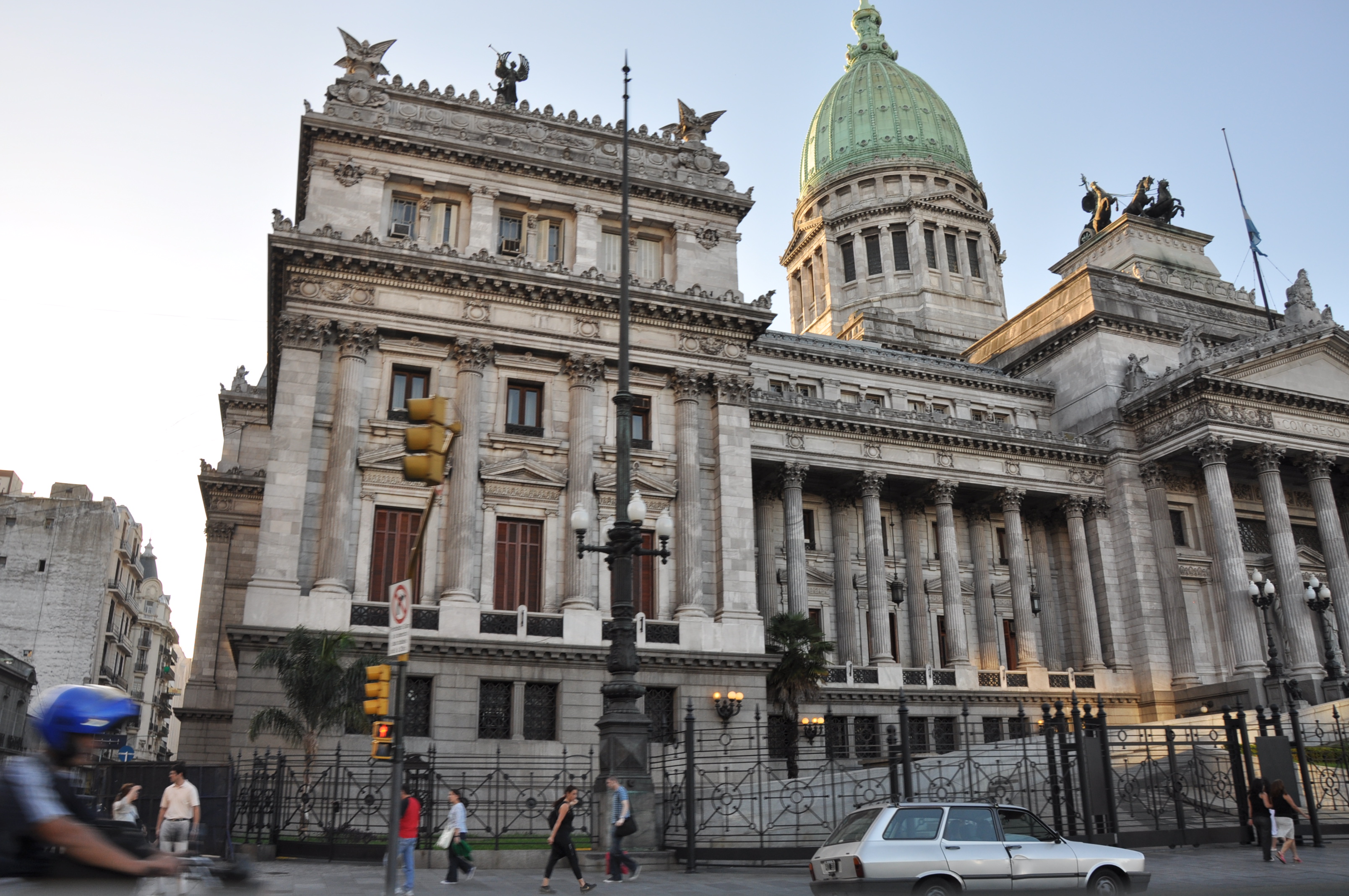 USR acuză PSD și AUR că permit Serviciului de Informații Externe să angajeze personal sezonier