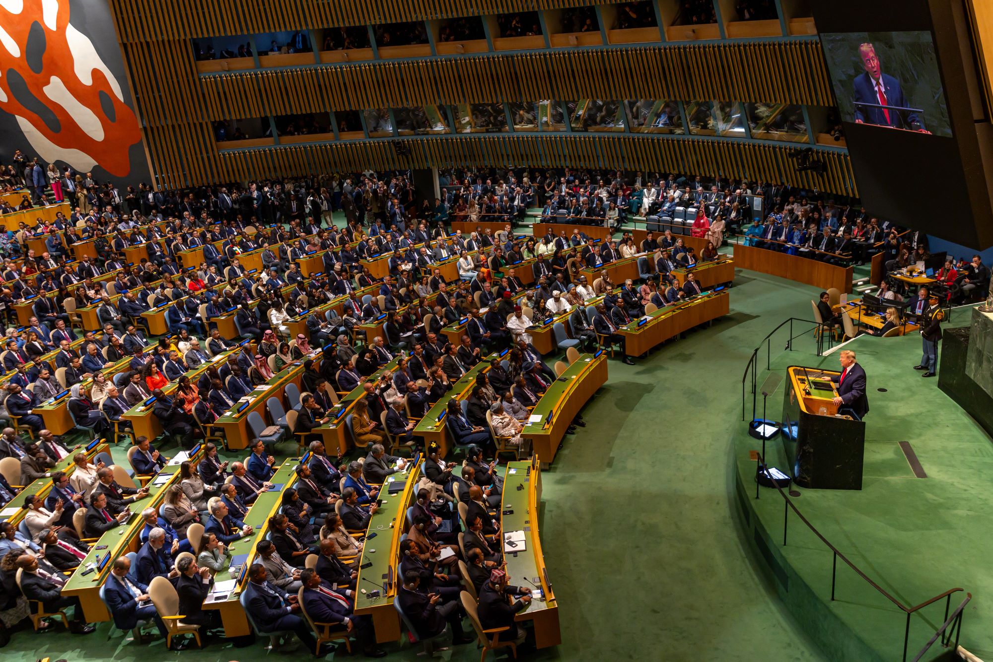Avertismentul lui Nicușor Dan la ONU: Cum rețelele de conturi false distrug democrația