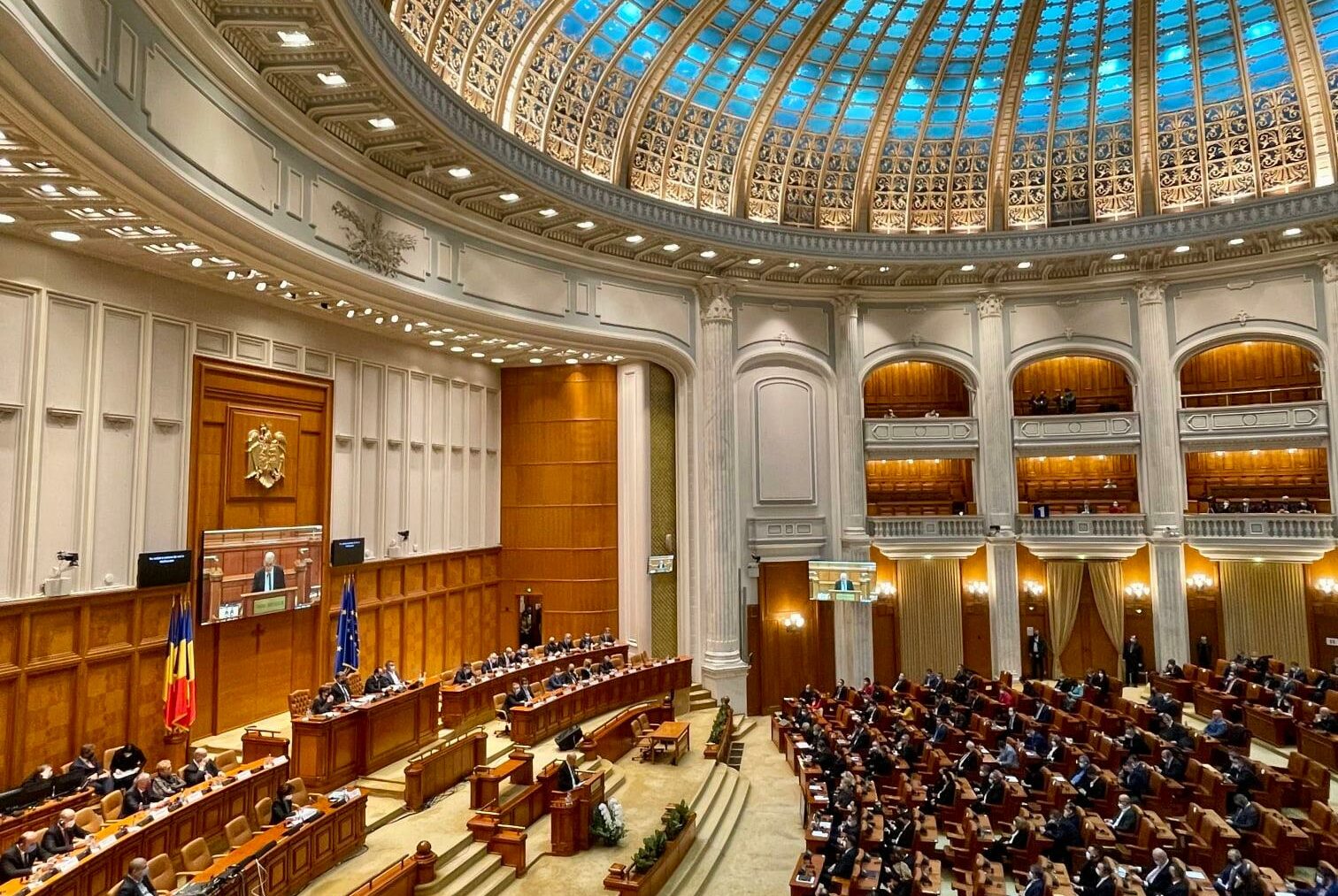 Proiect de lege care impune participarea oficialităților la Ziua Drapelului Național, în dezbaterea deputatilor