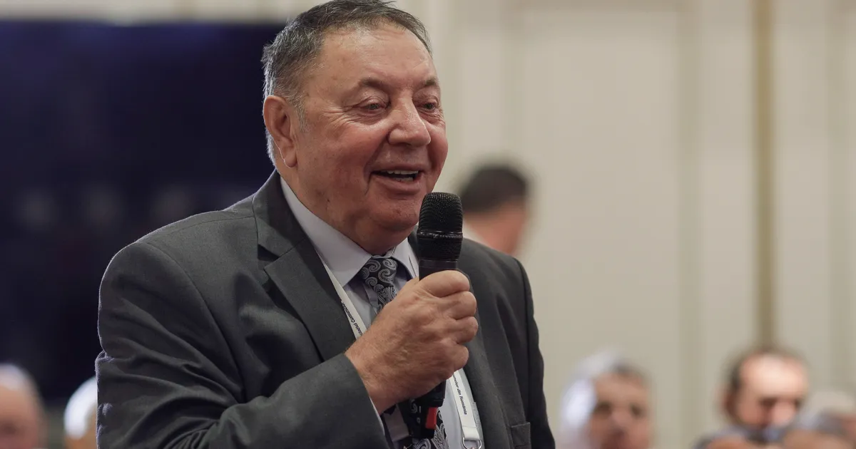 Primarul Ion Dumitru este acuzat de folosirea banilor publici pentru asfaltarea unui drum privat