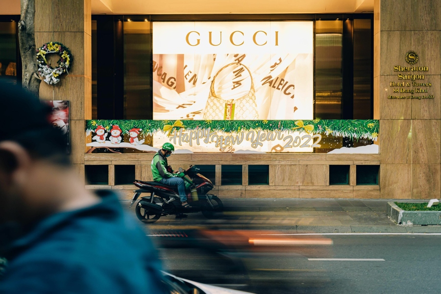 Dosar penal la Tribunalul București: Doi români au vândut produse Gucci furate din Italia