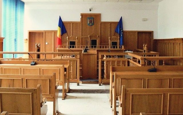 Inspector de muncă din Alba trimis în judecată: a anunțat agenții economici despre controalele inopinate
