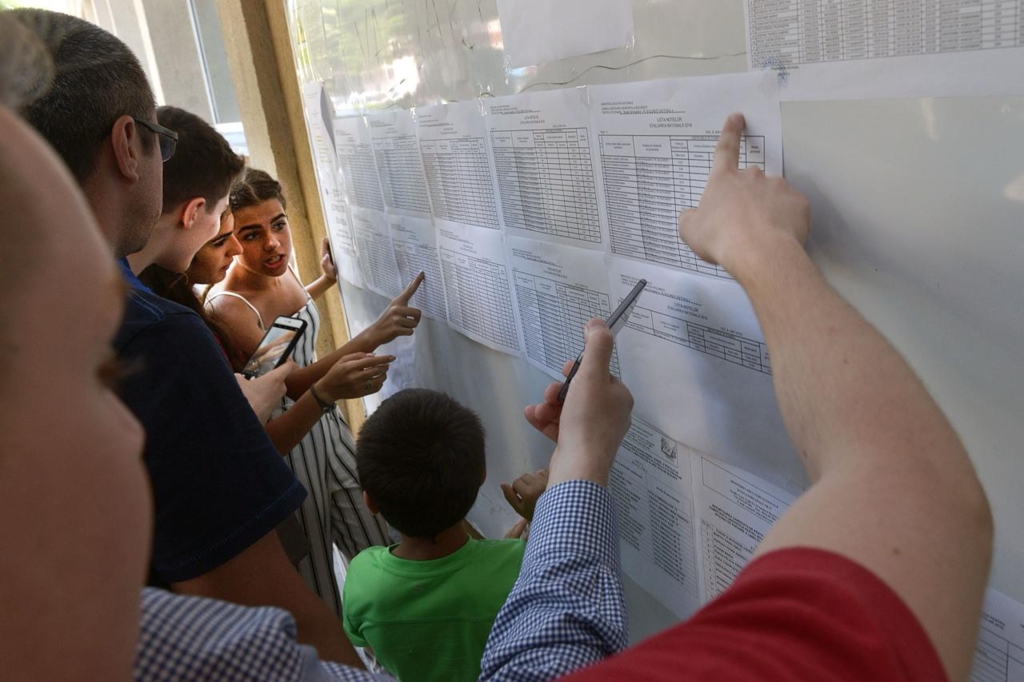 Liceele nu mai pot organiza examene de admitere proprii după promulgarea noii legi de către Nicușor Dan