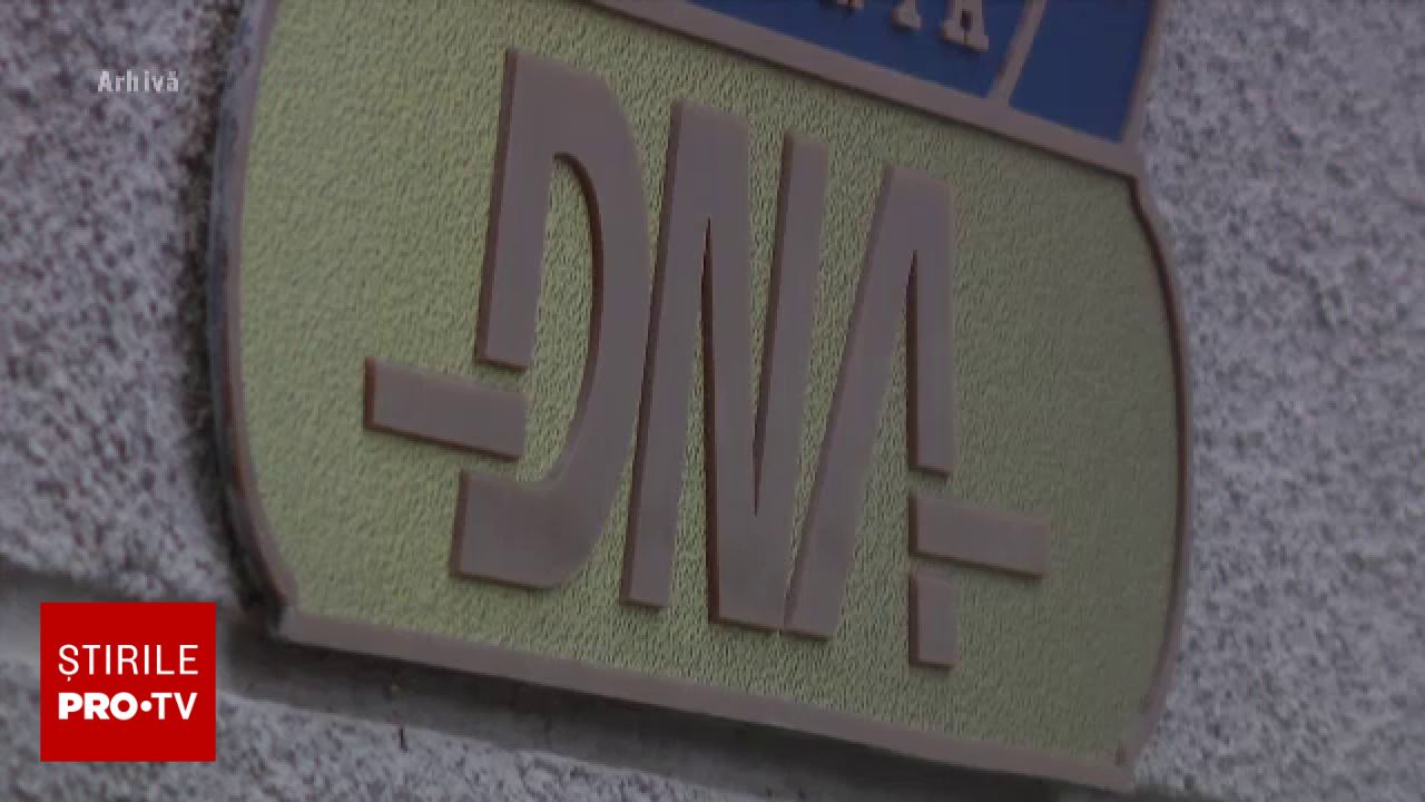 Mită de 450.000 de euro pentru un proiect de stocare a energiei în România: doi suspecti reținuți de DNA