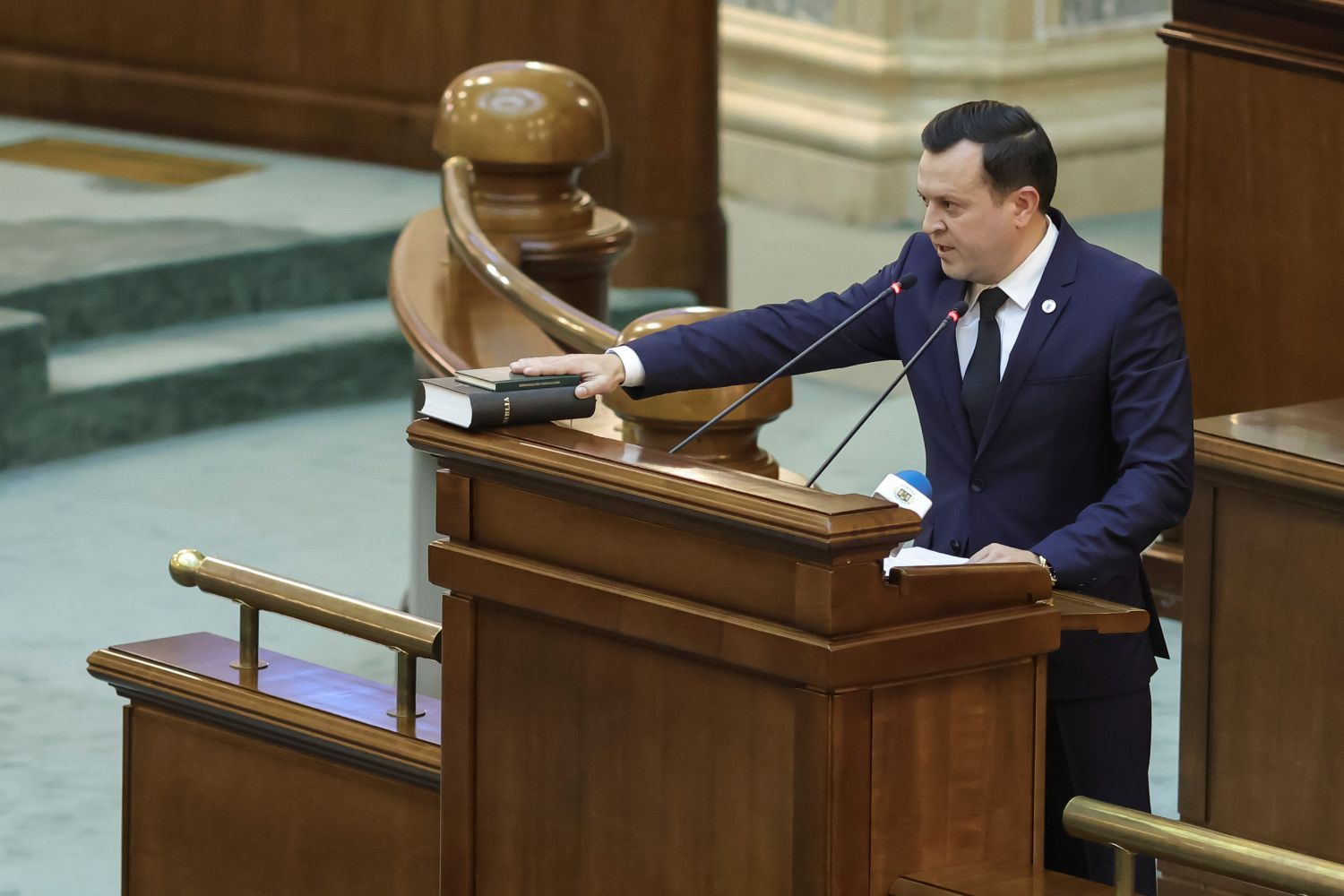 Senator AUR Cătălin Silegeanu ignoră decizia lui George Simion de boicotare a audierilor pentru Guvernul Mureșan