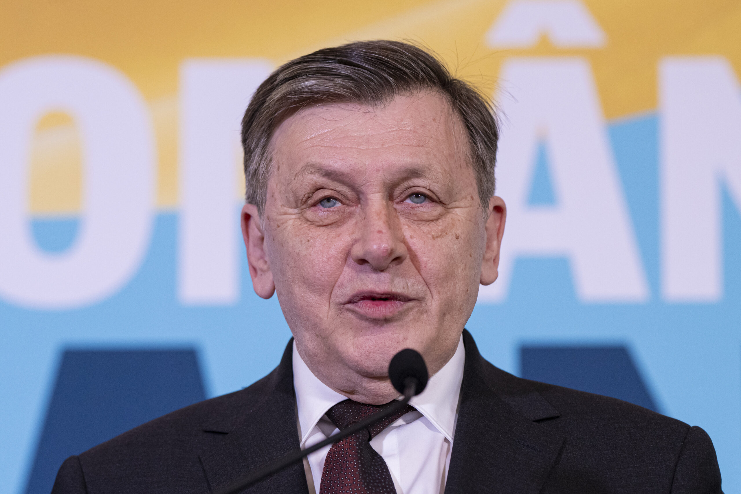 Crin Antonescu atacă dur PNL: Partidul își reneagă identitatea pentru a se apropia de USR