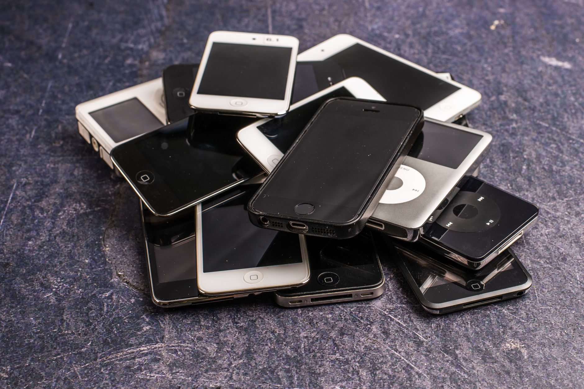 Rețea care vindea telefoane uzate ca noi în 19 țări, inclusiv România, a fost demascată de EPPO