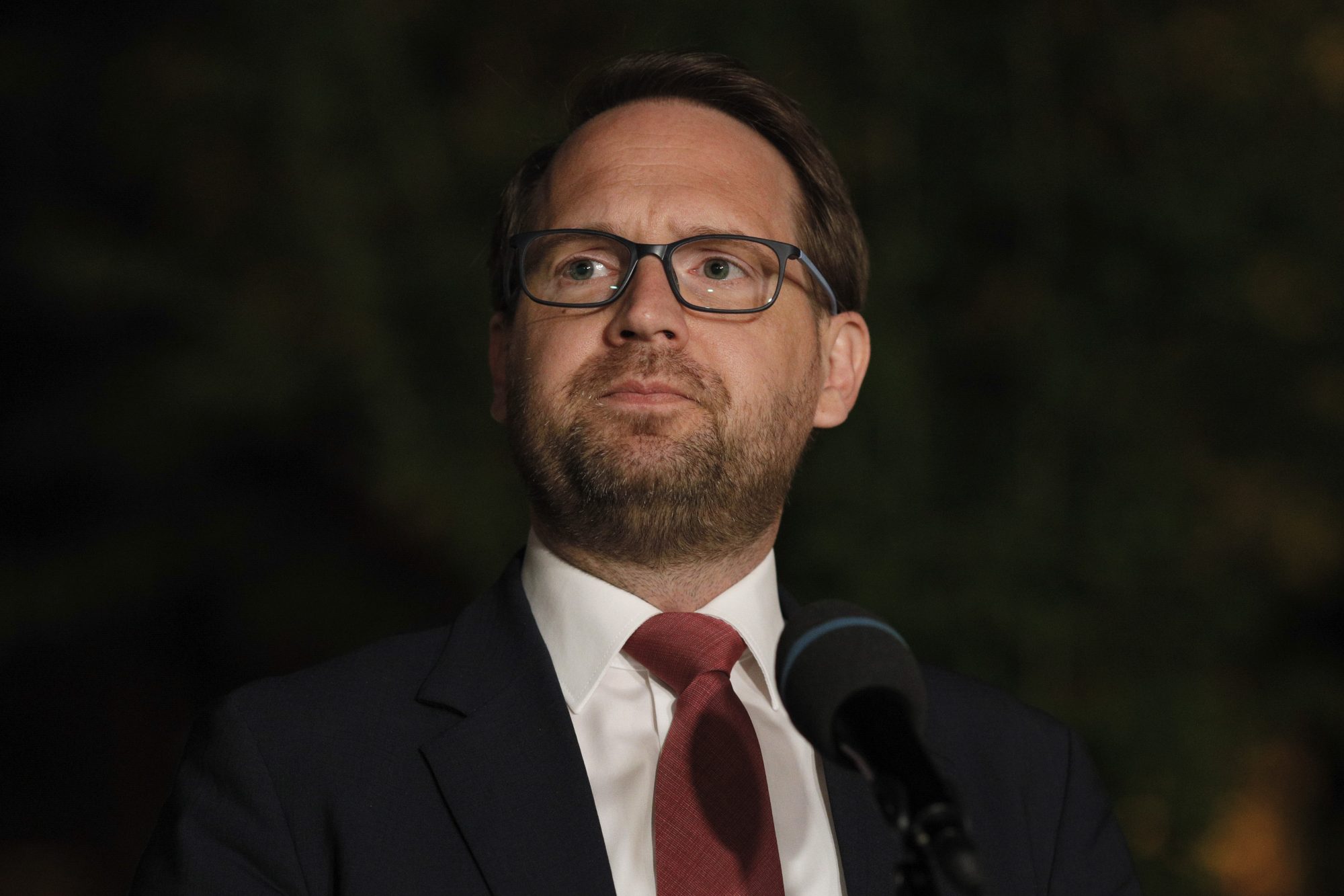 Dominic Fritz răspunde amenințărilor lui Sorin Grindeanu cu o plângere penală: „Nu e fusta după care vă puteți ascunde”