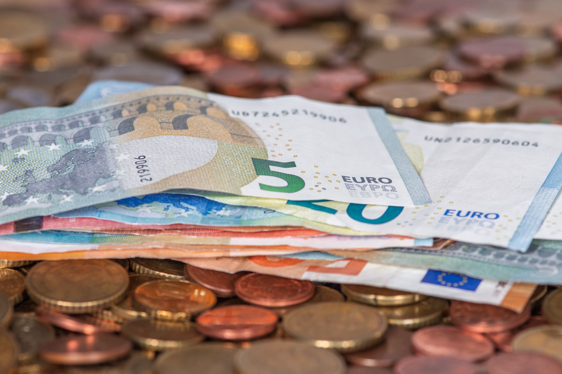 Cursul valutar interbancar pe fondul votului de învestire a Guvernului Siegfried Mureșan