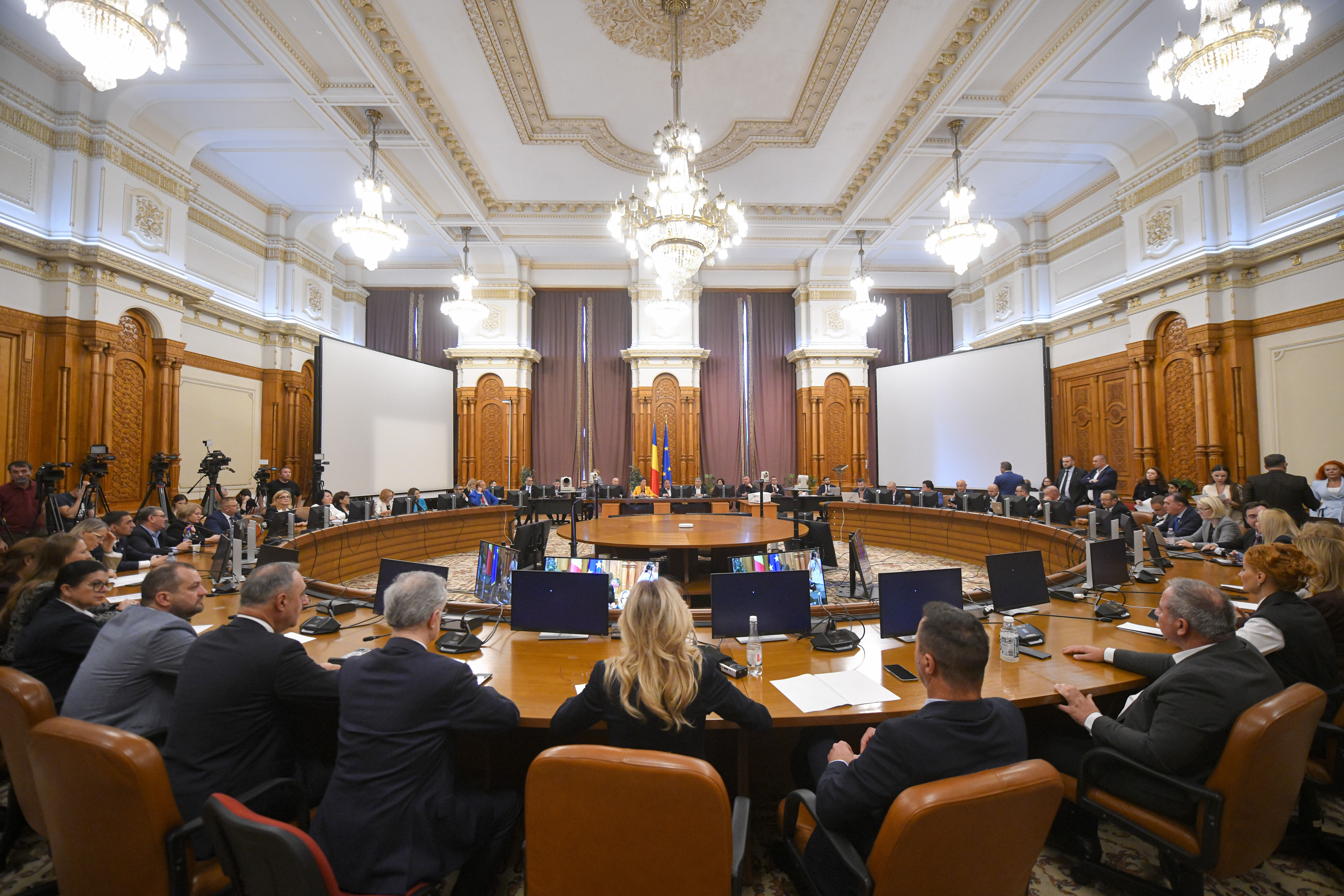 Vot de învestitură pentru Guvernul Mureșan: Cabinetul are nevoie de 233 de voturi în Parlament