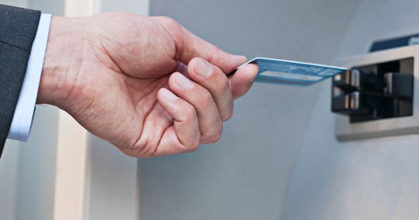 Senatul adoptă lege care obligă operatorii de ATM să permită retragerea unor sume personalizate