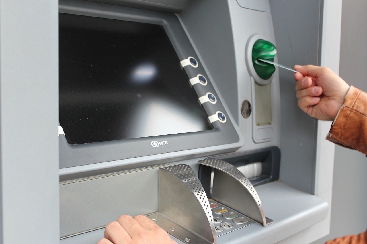 Senatul adoptă proiect care obligă operatorii ATM să permită retrageri cu sume personalizate