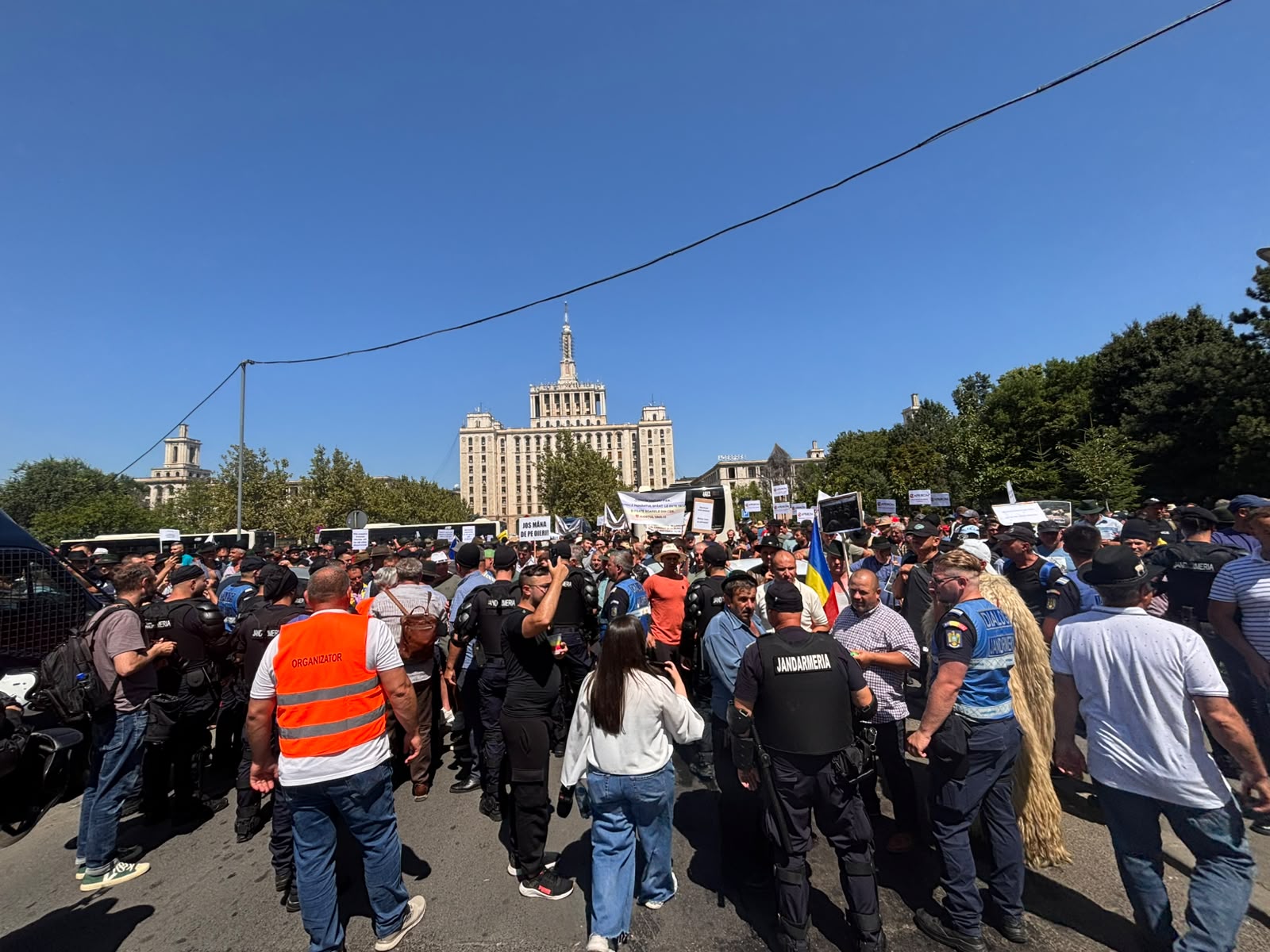 Protest masiv în fața Guvernului: Fermierii și crescătorii de animale au ocupat Piața Victoriei