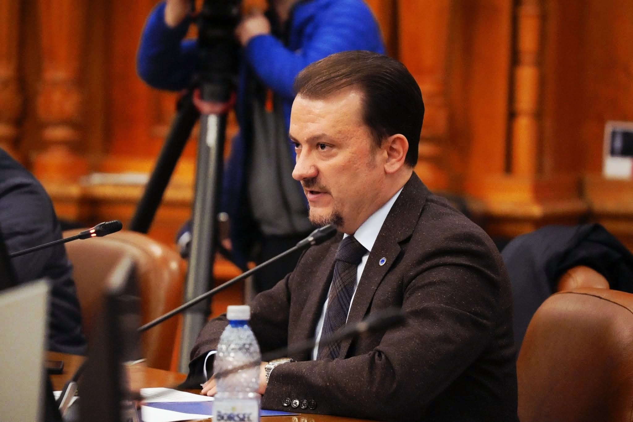 Reacția președintelui CNA după insulta la adresa ProTV proiectată la petrecerea Antena 1