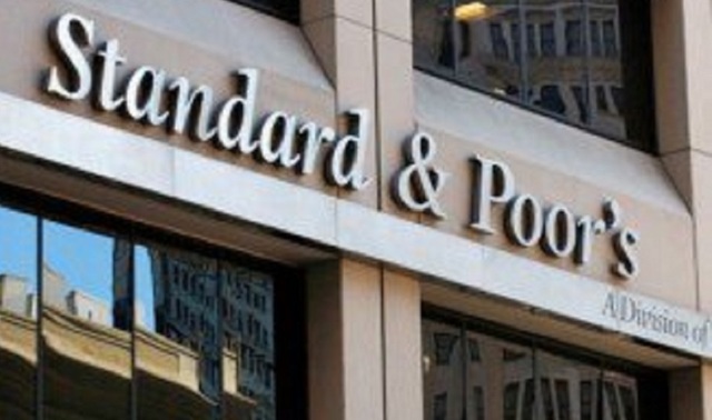S&P confirmă ratingul României la BBB-, dar avertizează că instabilitatea politică reprezintă un risc major