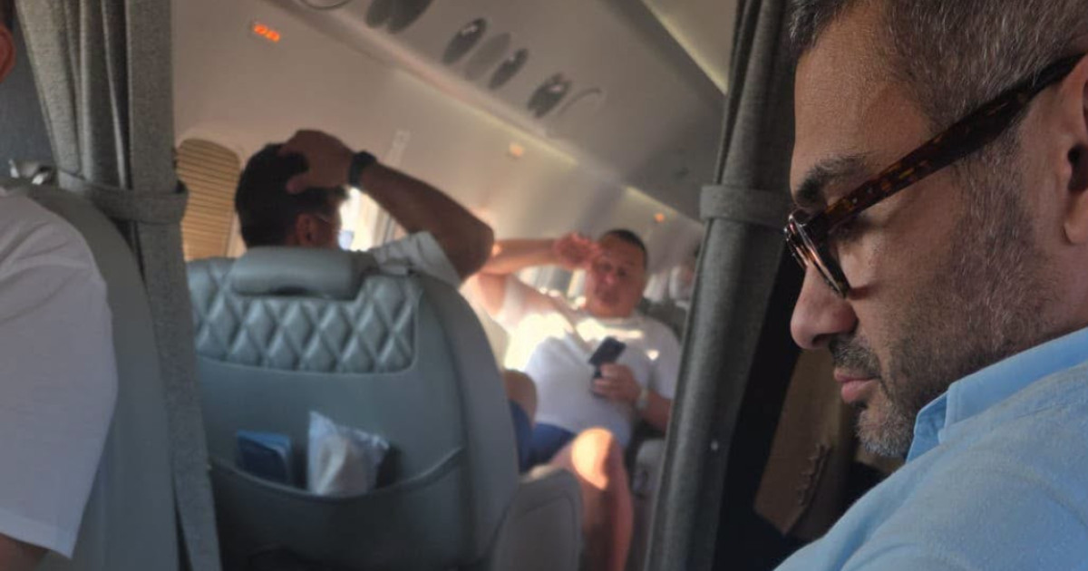 Imagini cu politicieni și magistrați în avionul privat către Mykonos. Anchete demarate