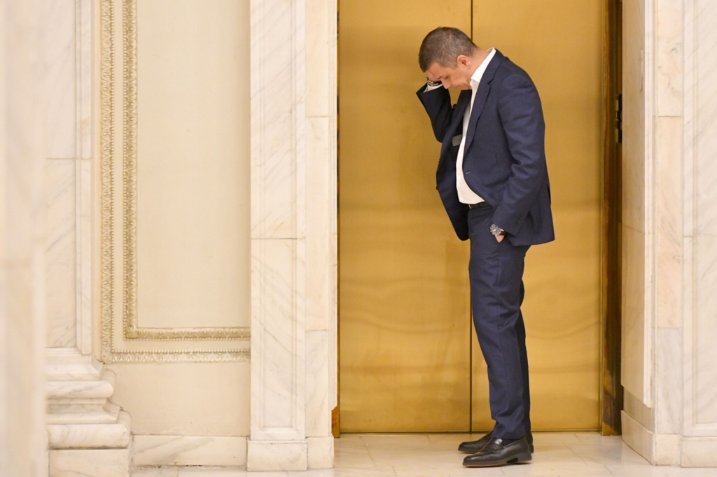 Cele 11 hotărâri de Guvern suspendate de PSD au reintrat în vigoare după abandonarea procesului