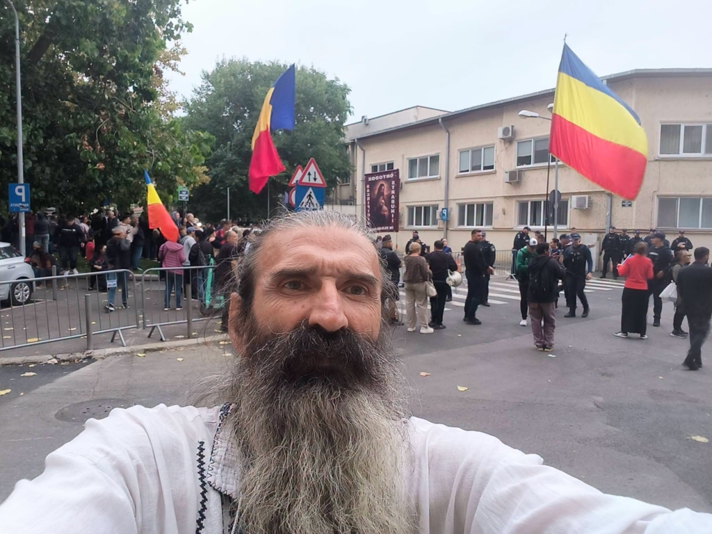 Cezar Cătălin Avrămuță, cunoscut sub numele de Stegarul Dac, a fost reținut de poliție