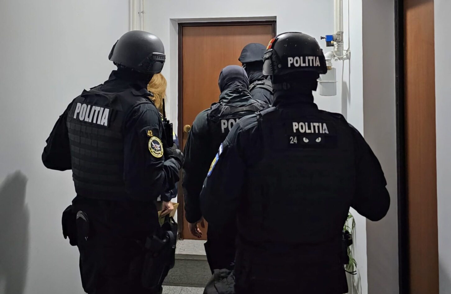 Rețea de trafic de migranți de tip piramidal demascată în Caraș-Severin. Șase persoane sunt cercetate