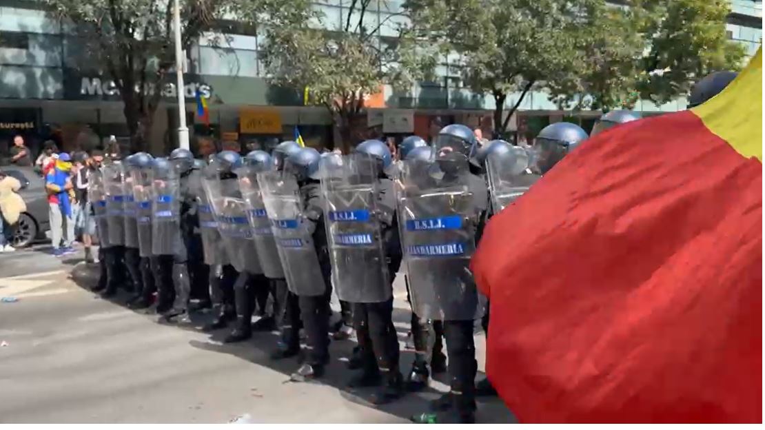 Tensiuni în Piața Victoriei: Jandarmeria a folosit gaze lacrimogene pentru menținerea ordinii