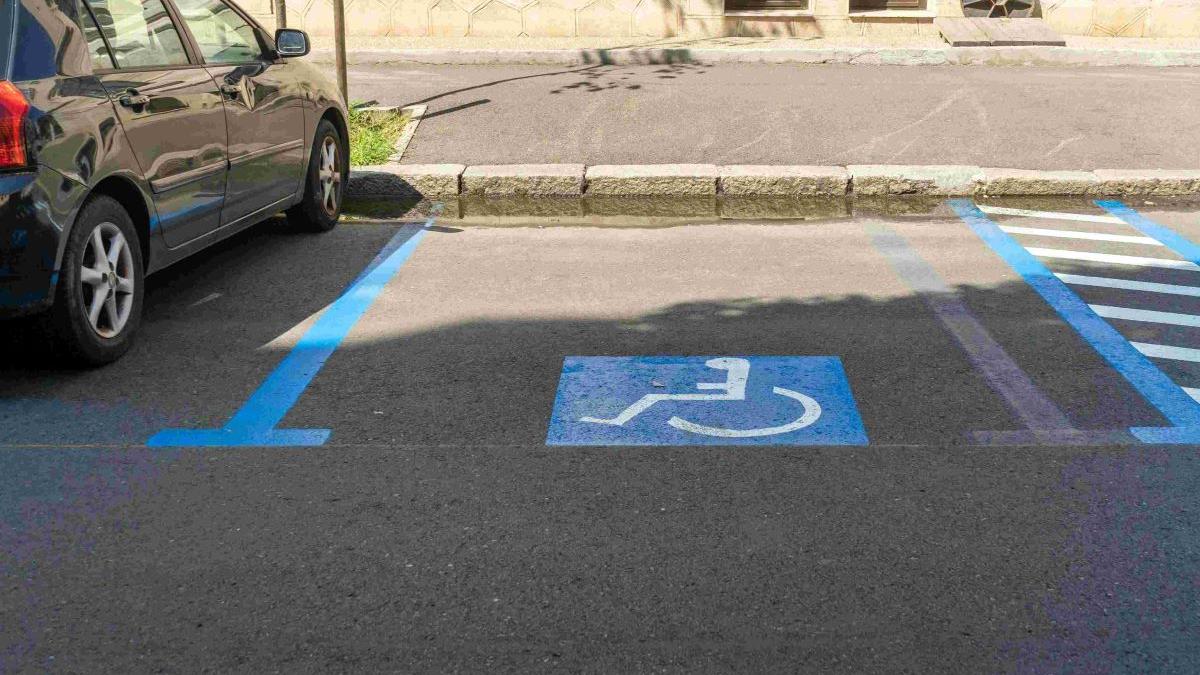 Propunere legislativă: Persoanele cu handicap ar putea folosi orice loc de parcare gratuit