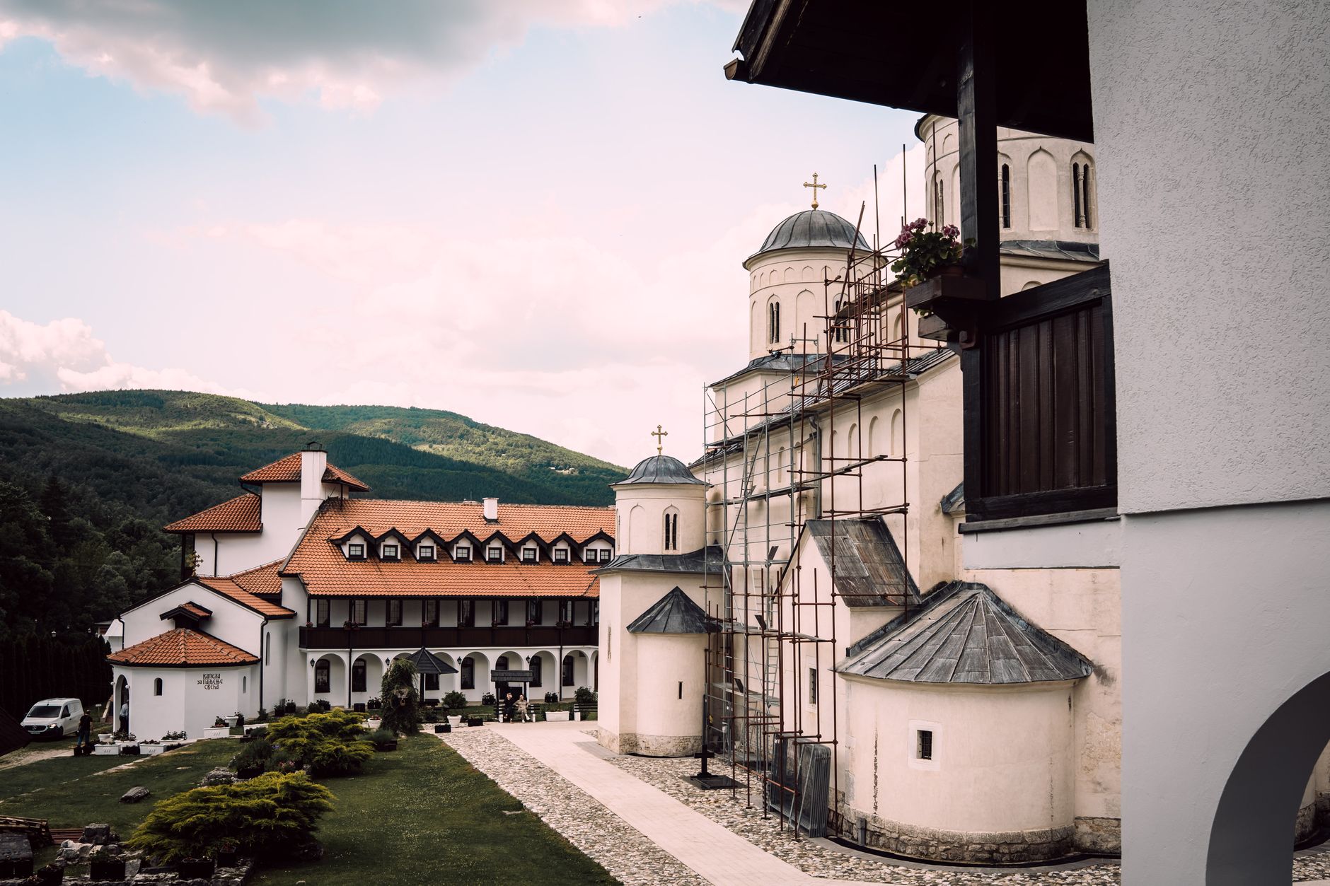 Sancțiuni pentru stareța și duhovnicul unei mănăstiri din Oradea după vizita lui Călin Georgescu