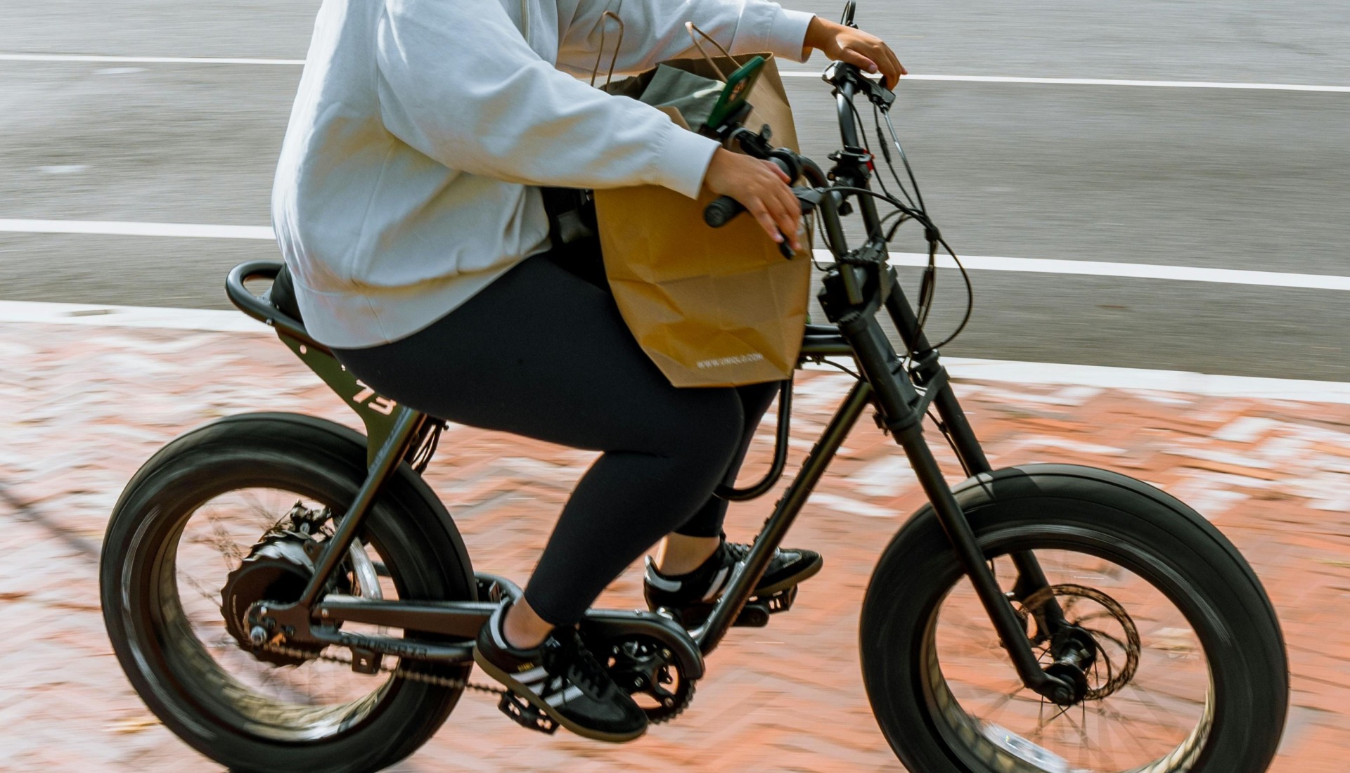Camera Deputaților adoptă proiectul care permite motocicliștilor utilizarea benzilor de transport în comun